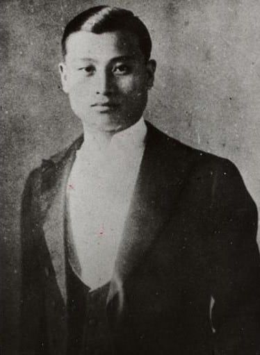 테너 이인선은 한국인 성악가 최초로 밀라노 유학을 감행한 선구자였다.  세브란스 의전을 졸업한 의사이기도 한 이인선은  1948년 1월 우리 손으로 만든 첫 오페라 '라 트라비아타'를 올려 한국 오페라의 선구자가 됐다.