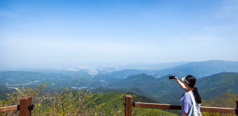 맑은 날 '대관령 전망대'에 서면 강릉 시내와 동해가 내려다보인다. / 이신영 영상미디어 기자