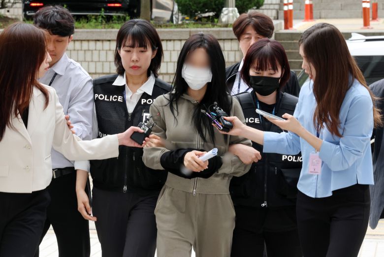 축구 국가대표팀 주장 손흥민을 상대로 돈을 받아내려해 공갈 혐의를 받고 있는 양씨(20대 여성)가 17일 서초구 서울중앙지방법원에서 열린 구속 전 피의자심문(영장심사)에 출석하고 있다. /뉴스1