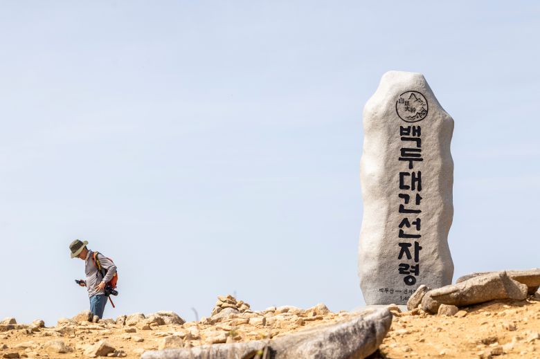 해발 1157m 지점에 있는 '백두대간선자령' 정상석. / 이신영 영상미디어 기자