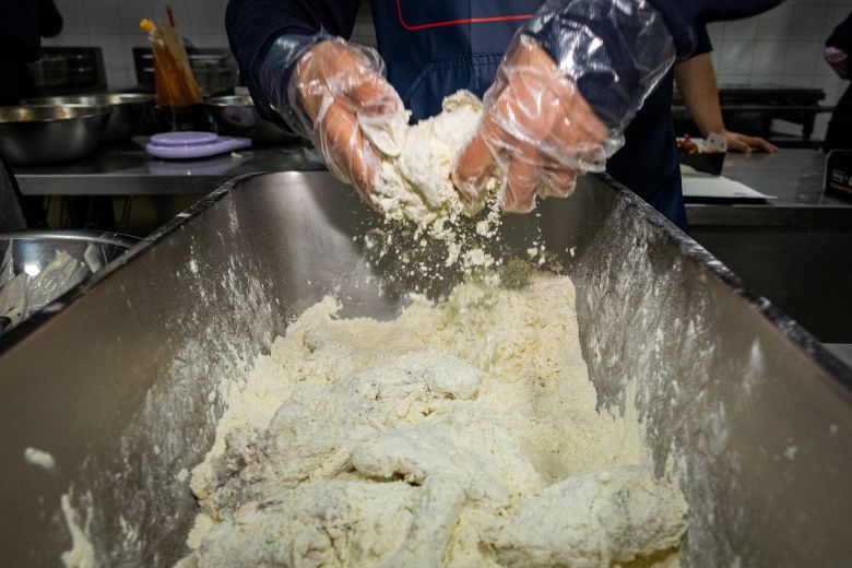 반죽옷 입힌 치킨을 다시 특제 튀김가루에 묻힌다. 찻잎 덖듯 가볍게 섞는다. /이건송 영상미디어 기자