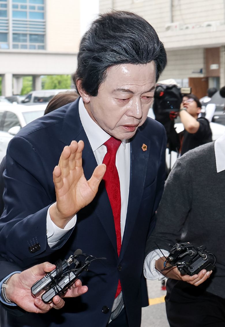 신도 성추행과 사기 등 혐의를 받는 허경영 국가혁명당 명예대표가 16일 오후 경기 의정부시 의정부지법에서 열린 영장실질심사에 출석하고 있다. /뉴스1