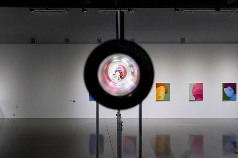엄정순, '당신의 눈동자를 보는 망원경'(2025). 망원경 안에 유리 구슬 등 반짝이는 이물질을 넣어 렌즈를 덮었다. /부산현대미술관