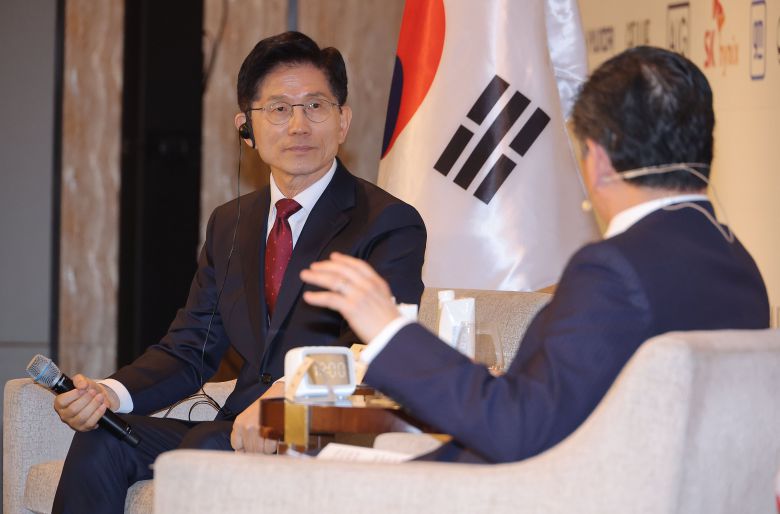 국민의힘 김문수 대선 후보가 19일 서울 종로구 포시즌스 호텔에서 열린 주한미국상공회의소(암참) 간담회에서 제임스 김 암참 회장과 대담을 하고 있다./연합뉴스