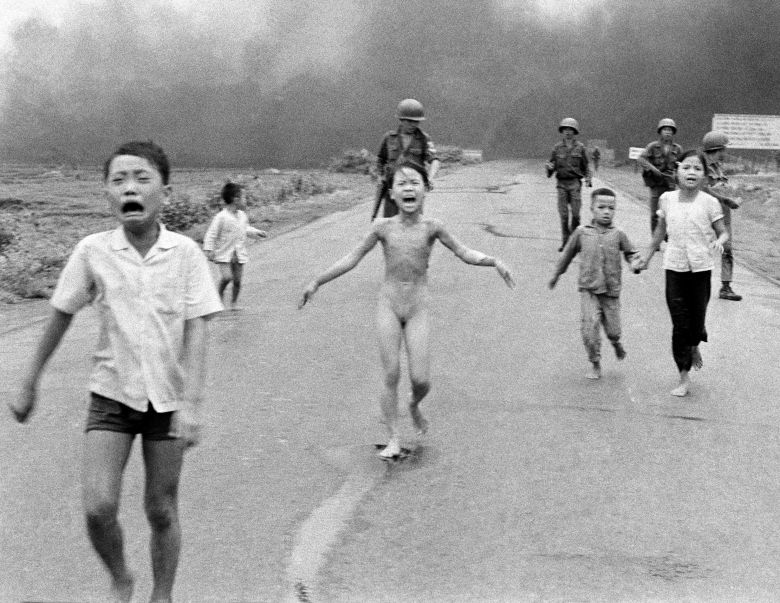 1972년 6월 8일 북베트남군과 월남군 간에 치열한 교전이 벌어지던 남부 짱방지역의 한 마을에 네이팜탄이 날아든 순간, 아이들이 겁에 질린 표정으로 마을 밖으로 무작정 내달리고 있다. /AP 연합뉴스