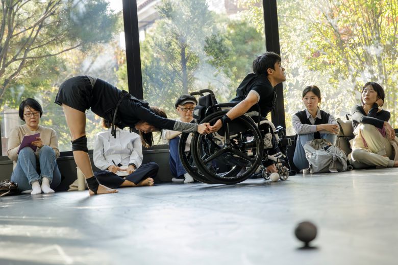 김원영, ‘보철(물)로서 움직이기-머신/어포던스/케어’(2025). /국립현대미술관