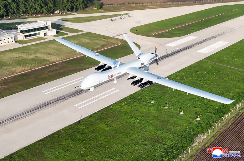 북한이 17일 공개한 무인공격기./조선중앙통신 연합뉴스