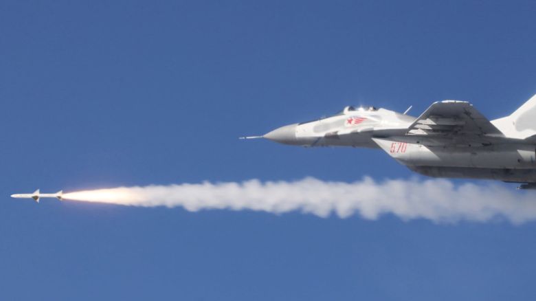 北 미그機에서 발사되는 신형 공대공 미사일 - 북한이 미그-29 전투기가 신형 공대공 미사일을 발사하는 모습을 관영 매체를 통해 17일 처음으로 공개했다. /조선중앙통신 연합뉴스