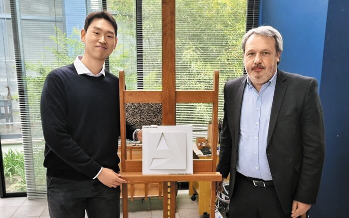 이성자 화백의 손자 신평재(왼쪽)씨가 에브 루아 프랑스 문화부 유산 담당관으로부터 ‘주목할 만한 현대 건축물’ 지정 기념패를 받고 있다. /정철환 특파원