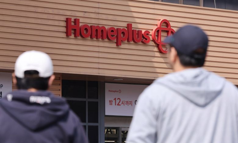 서울의 한 홈플러스 매장 앞에서 시민들이 이동하고 있다. /뉴스1