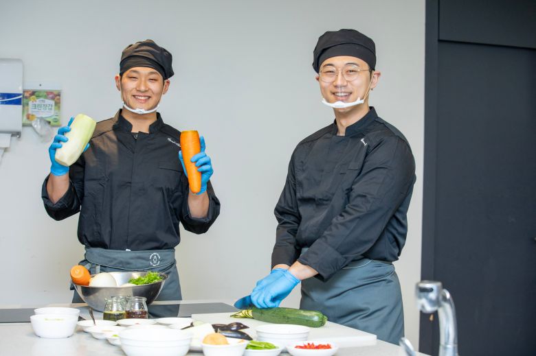 현대그린푸드 고졸사원들 강희원(오른쪽), 이종호 씨. 조리 특성화 고교를 졸업하고 이 회사에 취업했다. 경기도 용인 현대그린푸드 본사./조인원 기자