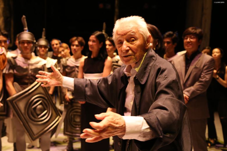 한국 국립발레단이 그의 안무작 ‘스파르타쿠스’를 공연한 지난 2016년 8월, 유리 그리고로비치 전 러시아 볼쇼이발레 예술감독이 공연이 끝난 무대 위에서 무용수, 창작진과 대화하고 있다. 그의 얼굴 왼쪽으로 국립발레단 강수진 단장이 보인다. /국립발레단