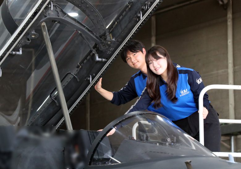 경남 사천시 한국항공우주산업(KAI)  정규직 채용돼 근무하는 청년 2인. (오른쪽부터) 이수안 (20),박경훈(21)씨가 초음속 고등훈련기 T-50 격납고에서 포즈를 취했다./김동환 기자