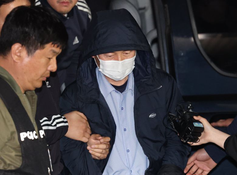 '시흥 흉기 살인 사건' 용의자 차철남(56)이 19일 오후 경기 시흥시 장곡동 시흥경찰서로 압송되며 호송차에서 내리고 있다./뉴스1