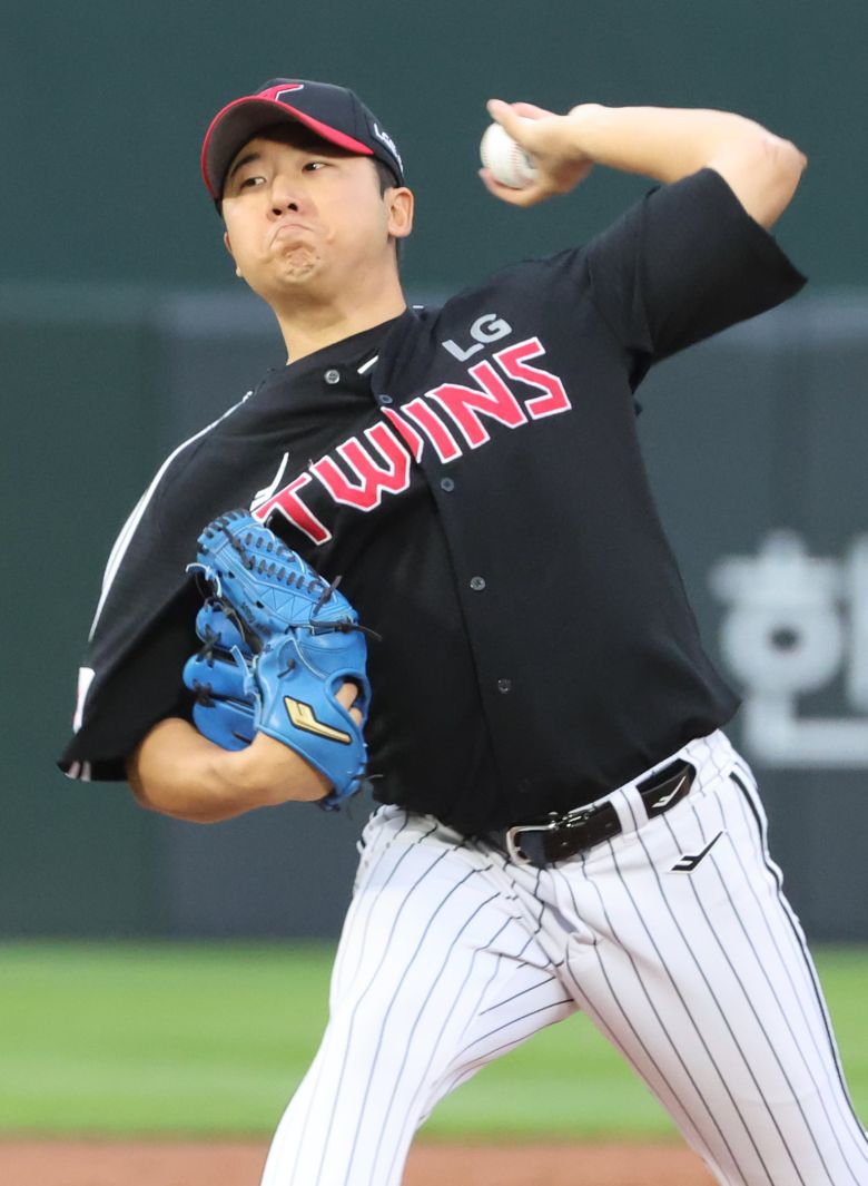 20일 부산 사직야구장에서 열린 프로야구 2025 신한 SOL 뱅크 KBO리그 LG 트윈스와 롯데 자이언츠의 경기. 1회 말 LG 선발 송승기가 투구하고 있다./연합뉴스