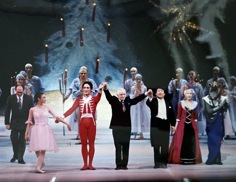 유리 그리고로비치(가운데)가 안무한 국립발레단 '호두까기인형' 초연 커튼콜. 오른쪽에서 두번째는 '엄마' 역으로 직접 무대에 선 당시 최태지 단장. /최태지 전 국립발레단장 제공