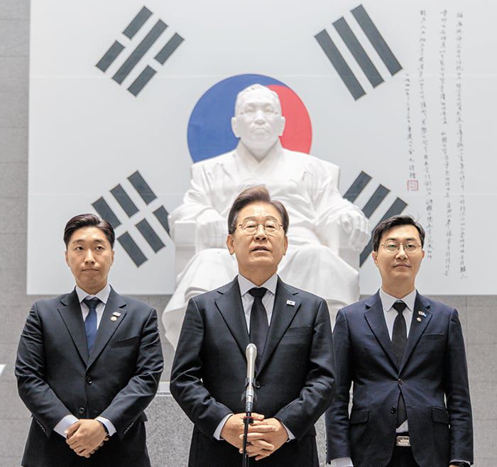 김구 묘역 찾은 이재명 - 이재명 더불어민주당 대선 후보가 19일 서울 용산구에 있는 백범 김구 선생 묘역을 참배하고 취재진 앞에서 소감을 밝히고 있다. 뒤편은 민주당 김용만(왼쪽)·장경태 의원. 김 의원은 김구 선생 증손이다. /남강호 기자