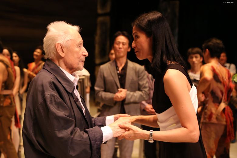 2016년 8월 '스파르타쿠스' 공연 뒤 강수진 단장과 인사 나누는 유리 그리고로비치. /국립발레단