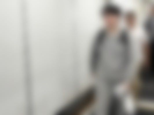 미 ICE가 최근 '제거'라는 말로 추방한 전 재미 중국 유학생 S의 전신 사진. ICE는 S의 실명과 모자이크하지 않은 사진을 모두 공개했다. /ICE