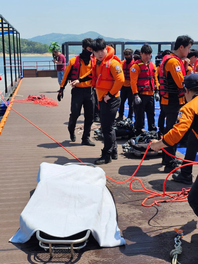 지난 19일 오전 11시쯤 경북 안동시 성곡동 안동댐 선착장 인근에서 경북소방본부 119구조대원들이 수색작업을 통해 인양한 시신을 수습하고 있다. 인양된 시신은 바지와 셔츠를 착용했고 머리와 발목 등 신체 일부가 훼손됐지만 대체로 온전한 상태였다. /권광순 기자