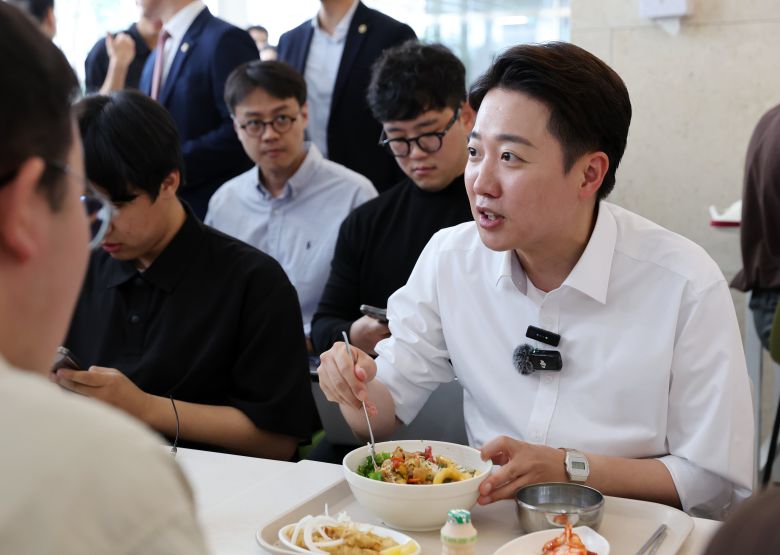 개혁신당 이준석 대선 후보가 20일 광주 북구 전남대학교에서 진행한 '학식먹자 이준석' 행사에서 학생들과 점심을 먹으며 대화를 나누고 있다./연합뉴스