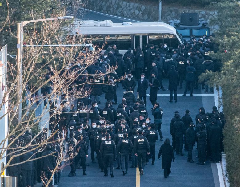 지난 1월 3일 윤석열 대통령에 대한 체포영장 집행에 나선 고위공직자범죄수사처 수사관들이 서울 한남동 대통령 관저 입구에서 대통령경호처 요원들과 대치하고 있다. /김지호 기자