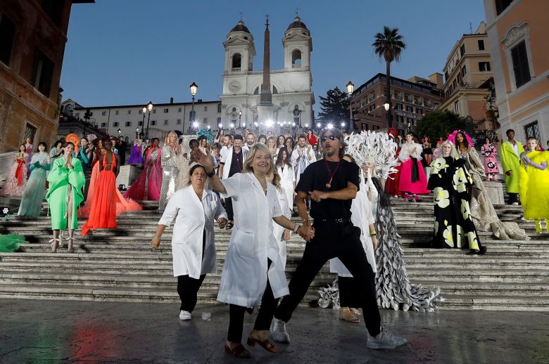 2022/2023 오트쿠튀르쇼에 나선 피치올리(겅은색 의상) 발렌티노 역사를 담아 이탈리아 로마의 상징인 스페인 계단에서 피날레를 선보였다. /로이터뉴스1