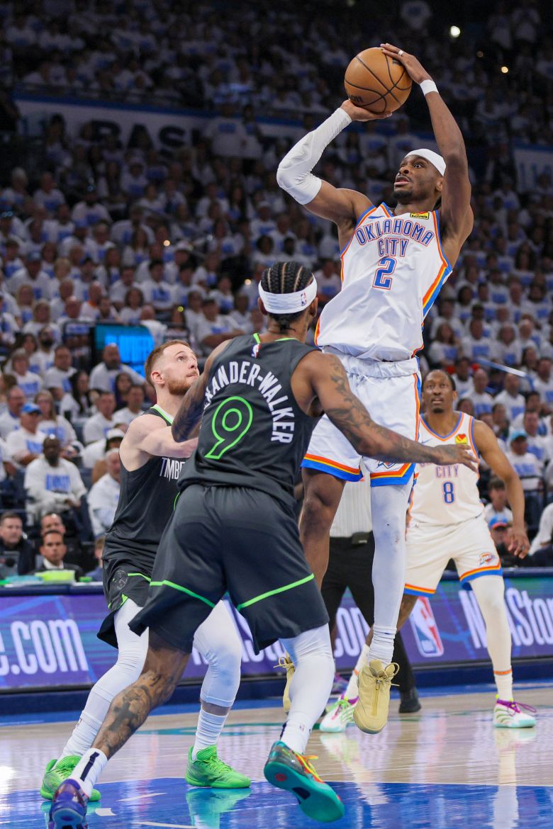 오클라호마시티 썬더의 샤이 길저스 알렉산더가 21일 열린 NBA 서부 결승 1차전에서 미네소타 팀버울브스의 니켈 알렉산더 워커의 수비를 피해 점프슛을 시도하고 있다. 똑같이 1998년생인 두 선수는 사촌이다. 길저스 알렉산더의 아버지와 알렉산더 워커의 어머니가 남매다. /AP 연합뉴스