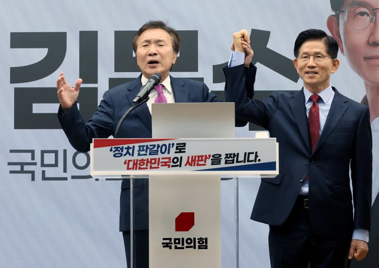 손학규 전 바른미래당 대표가 22일 오전 서울 여의도 국민의힘 중앙당사 다목적홀에서 열린 김문수 국민의힘 대선 후보 “정치를 판갈이 합니다” 정치개혁 관련 긴급 기자회견에 참석해 김 후보의 손을 들어보이며 지지를 선언하고 있다. /김지호기자