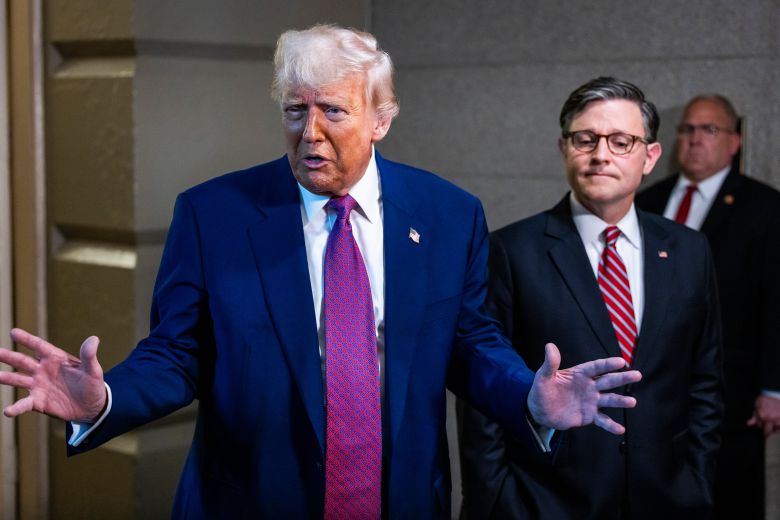 도널드 트럼프 미 대통령이 20일 워싱턴 DC 의회에서 기자들에게 감세안에 대해 설명하고 있다. EPA 연합뉴스