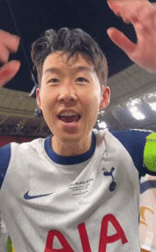 손흥민이 "트로피를 들어올리다가 이마에 상처가 났다"고 말하고 있다. /토트넘 인스타그램