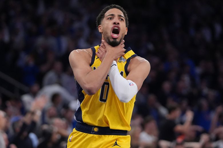 인디애나 페이서스의 타이리스 할리버튼이 22일 뉴욕 닉스와 벌인 열린 NBA 플레이오프 동부 결승 1차전에서 4쿼터 종료 직전 극적인 동점골을 넣은 뒤  '초크 사인'을 하고 있다. 상대를 숨막히게 했다는 의미다. /AP 연합뉴스