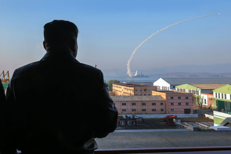 북한 노동당 기관지 노동신문은 지난 달 30일 미사일총국과 국방과학원, 탐지전자전총국이 구축함 '최현'호에 탑재된 무장 체계들의 성능 및 전투 적용성 시험을 28일과 29일 했다고 보도했다./노동신문 뉴스1