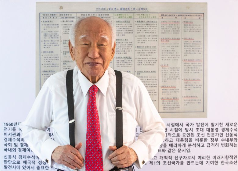 돈도 사람도 기술도 없던 시절에 박정희 대통령의 강력한 의지에 따라 초대형 조선업 육성 계획을 세우고 추진했던 '조선업 대부' 신동식 한국해사기술 회장. 지금은 인재도, 기술도, 시설도 갖췄는데 정작 통찰력 있는 리더십과 유능한 정부 조직이 결여된 채 조선업 도약의 호기를 흘려보내고 있다고 아쉬워했다./김지호 기자