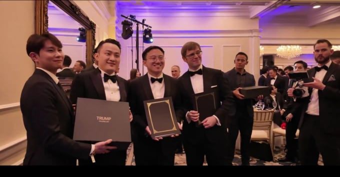 22일 트럼프 밈코인 '$TRUMP' 만찬에 초대된 사람 중 최상위 보유자 4명이 트럼프 시계를 기념품으로 받고 기념촬영을 하고 있는 모습. /X(옛 트위터)