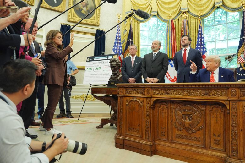 도널드 트럼프 대통령이 지난 8일 워싱턴 백악관 집무실에서 영국과의 무역 협상을 발표한 후 기자들과 이야기를 나누고 있다./AP 연합뉴스