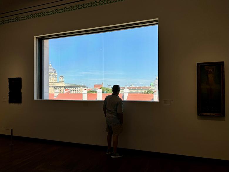 비엔나의 레오폴드 미술관(Leopold Museum). 관람동선 중에 설치된 유리창과 같은 요소는 잠시 쉬었다가 다시 작품 감상에 몰두할 수 있는 동력이 된다./박진배