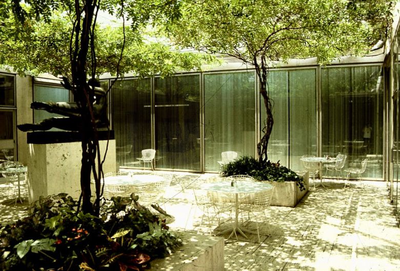 텍사스의 킴벨미술관(Kimbell Art Museum). 루이스 칸이 설계한 미술관으로 내부에 작은 폭포가 흐르는 조용한 중정, 그리고 야외에 카페가 마련되어 있다. /박진배