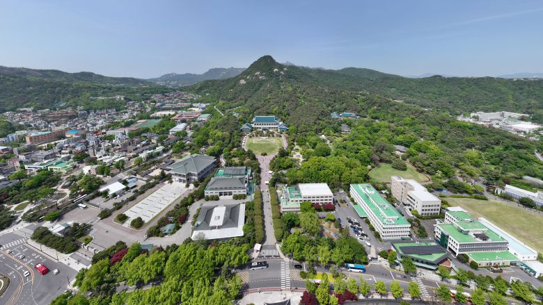 청와대 개방 3주년을 앞둔 8일 오후 서울 종로구 청와대의 모습. 차기 정부가 청와대를 집무실로 다시 사용할 가능성이 생기면서 관람객 숫자가 예년 같은 시기에 비해 급증하고 있다. /장련성 기자