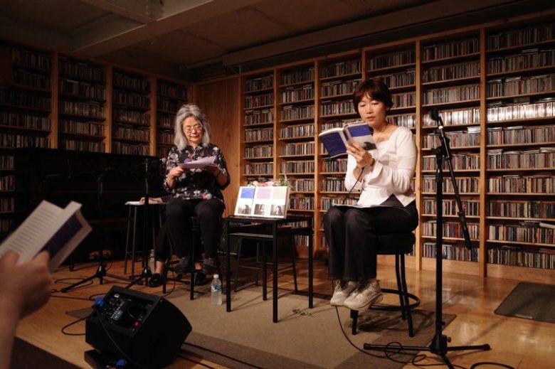 21일 '벨로주 망원'에서 열린 은행나무의 북토크 행사. 왼쪽부터 다와다 요코, 장혜령 시인./은행나무