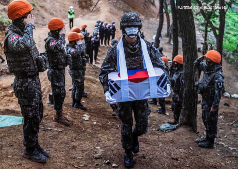 수습된 유해 중 국군으로 추정되거나 확신하는 경우는 관 위에 태극기를 씌웠다. /이상철 장군 제공