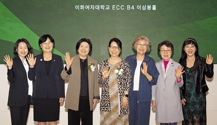 23일 이화여대 영어영문학부 설립 100주년 기념행사에 참석한 윤혜영(왼쪽부터) 쿠팡 리테일 부문 대표, 양옥경 초록우산 대표이사, 유중근 경원문화재단 이사장, 김영기 미 조지워싱턴대 명예교수, 장필화 한국여성재단 이사장, 신숙원 서강대 명예교수, 방송인 이숙영씨. /이화여대