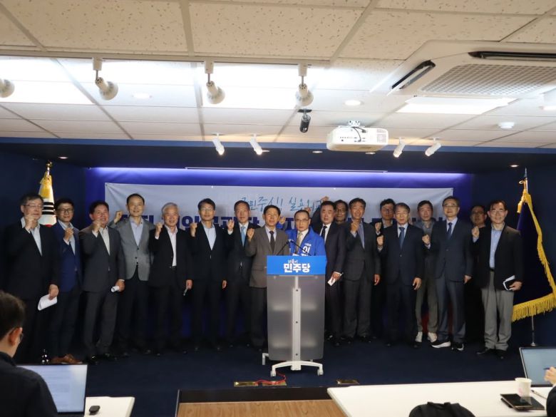 지난 16일 이재명 후보를 지지하는 전직 외교관들의 모임인 '실용 국민외교 지원단’이 민주당사에서 기자회견을 갖고 있다. 가운데 파란색 민주당 점퍼를 입은 이가 이 모임을 주도한 위성락 의원. 최병효 전 노르웨이 대사가 지지 성명을 낭독했으며 조현 전 주유엔대사, 이혁 전 주베트남 대사, 권태면 전 코이카 이사, 김현명 전 LA 총영사, 조병제 전 국립외교원장, 서형원 전 주크로아티아 대사 등 20여 명의 전직 공관장들이 참석했다./위성락 의원 홈페이지