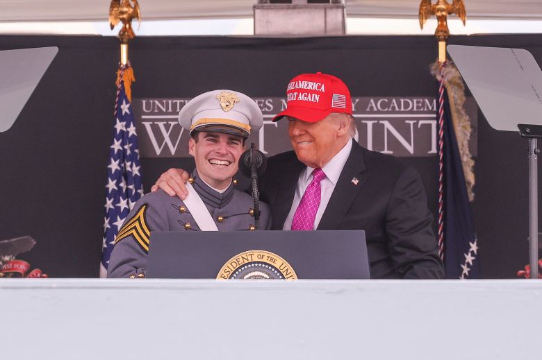 도널드 트럼프 미국 대통령(오른쪽)이 24일 미 육군사관학교 졸업식 연설에서 생도 크리스 베르두고에 어깨동무를 하고 있다. /EPA 연합뉴스