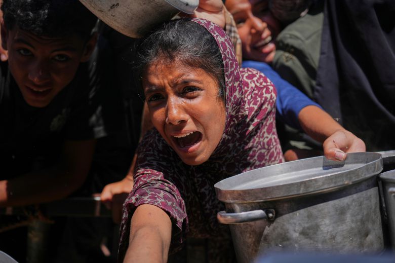 23일 팔레스타인 가자지구의 주민이 구호 물품을 받기 위해 울부짖고 있다. /AP 연합뉴스