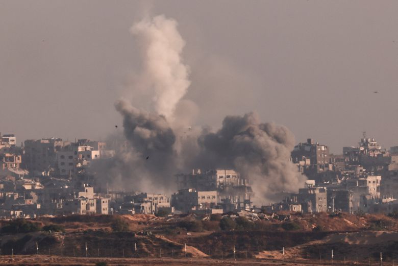 24일 이스라엘의 공습을 받은 가자지구에서 연기가 피어오르고 있다. /로이터 연합뉴스