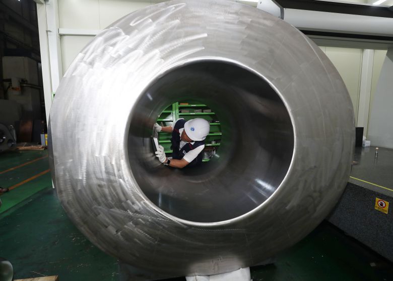 2024년 9월 1일 경남 김해시 주촌면에 위치한 원전 협력업체인 금광테크 기술자들이 신한울 3,4호기 들어갈 노즐을 점검하고  있다./ 김동환 기자