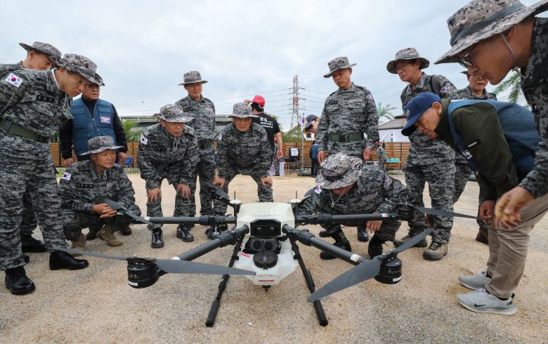 24일 오후 경기 고양시 덕양구 일대에서 사단법인 '시니어 아미' 산하 드론 포스 단원들이 드론 비행 훈련을 하고 있다. 시니어 아미는 노인들이 저출산·고령화로 인한 병력 자원 부족을 우려해 자발적으로 모인 단체다./박성원 기자