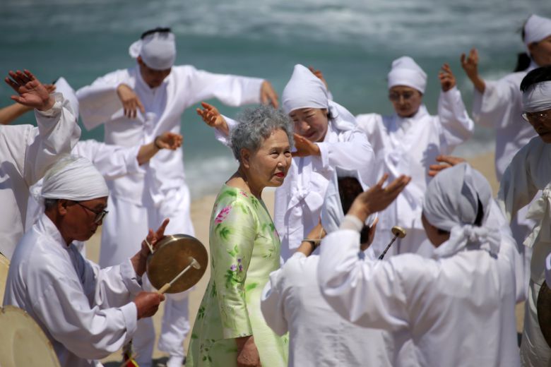 2025년 5월 25일 강원도 강릉시 사천면 산대월리 순포해변 배우 박정자 '생전 장례식' 겸 영화 '청명과 곡우 사이' 하이라이트 장면 촬영 현장. 답교놀이 공연의 연주와 춤 속에 여배우의 마지막 길은 축제처럼 흥겨웠다. /강릉=이태훈 기자