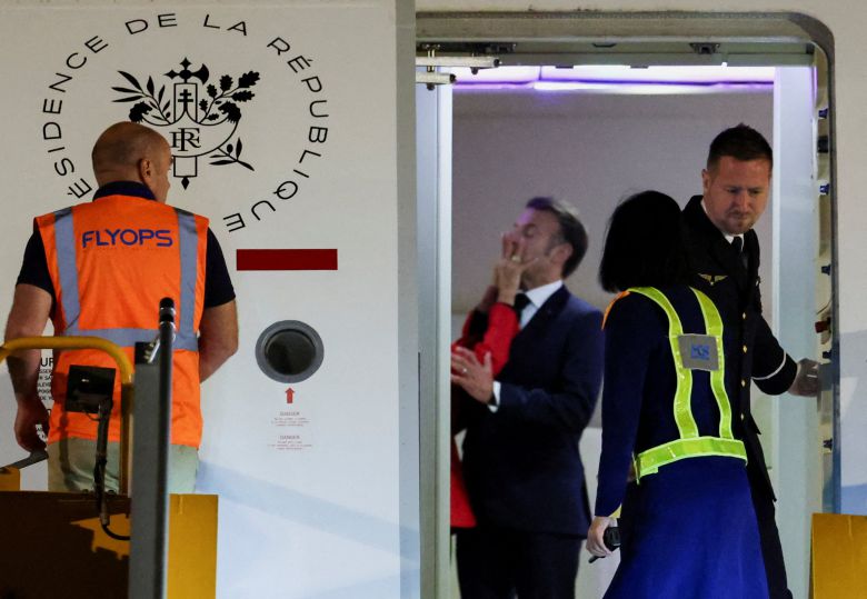 에마뉘엘 마크롱 프랑스 대통령이  25일 베트남 하노이의 노이바이 국제공항에 도착해 내리기 전 부인 브리지트 마크롱이 에마뉘엘 마크롱의 얼굴을 밀치고 있다./로이터 연합뉴스